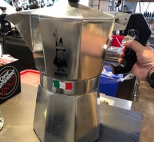Producătorul italian de cafetiere Bialetti, brand istoric sinonim cu marca moka, având o fabrică în România cu aproape 300 angajați, este puternic afectat de schimbarea pieței și intră în faza falimentului
