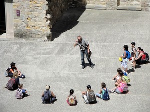 EXCLUSIV România rămâne fără ghizi, deși salariile ajung și la 2.000 de euro pe lună, plus cazare și mâncare. Oricine știe o limbă străină și are cultură generală poate fi ghid