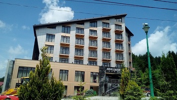 FOTO BRD forțează din nou vânzarea Cautis, unul dintre cele mai mari hoteluri din Azu­ga, aplicând însă acum o reducere drastică a prețului