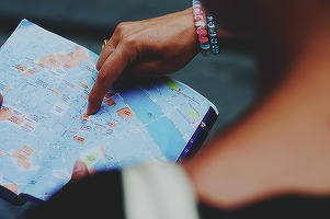 Românii încep să evite agențiile de turism, preferând să își organizeze vacanța pe cont propriu. Un sector cu insolvențe sonore și sute de licențe retrase pentru nereguli