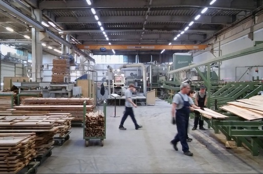 Pandemia lovește din nou în business-ul din România - Grupul austriac JAF, unul dintre cei mai mari comercianți en-gros de lemn din Europa Centrală, oprește producția de furnir brut la fabrica din Brașov, cu peste 300 de angajați