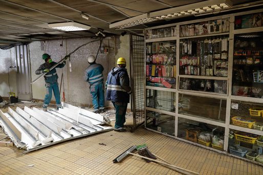 ULTIMA ORĂ FOTO Spațiile comerciale din metrou au început să fie demolate