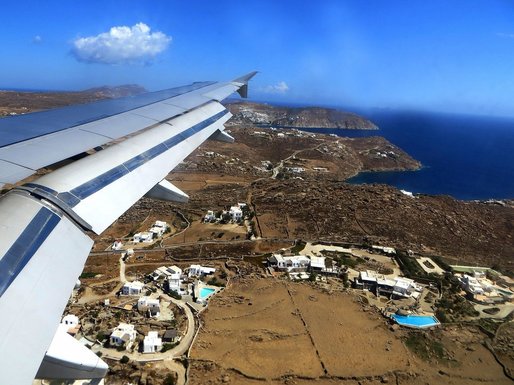 Blue Air și Wizz Air intră într-un război inedit pentru a duce turiștii români în Grecia, prezentându-se, pe rând, drept principalul operator aerian pe această rută