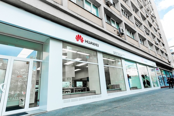 VIDEO&FOTO Huawei renunță, după 6 ani, la primul său Customer Service Center din București, deschis în locul unui magazin de artă celebru
