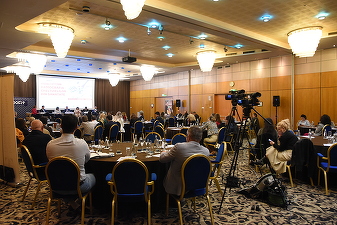 VIDEO Profit Health.forum - Sănătatea și farmaceutica, o industrie a gulerelor albe într-un mediu total ostil. Ciolacu, în vizită secretă la un spital de urgență. Mesaj dinspre mediul de business: Cine ne oprește să facem reformă? Hai s-o facem!