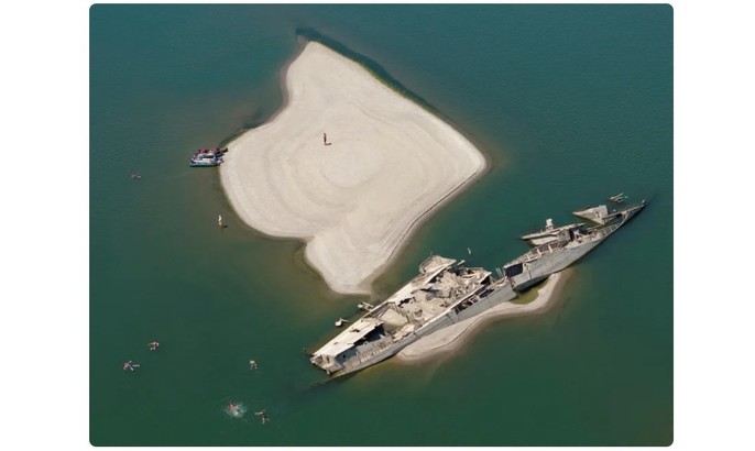 FOTO Dezastrul de pe Dunăre se vede din satelit. Bancurile de nisip de la Calafat și oameni care înoată lângă epave germane din Al doilea Război Mondial