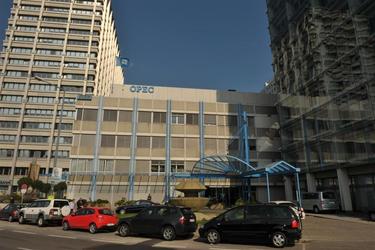 Prețul carburanților ar putea rămâne în apropierea nivelului de 5 lei și în 2016, ca urmare a divizării OPEC