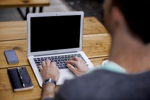 Tinerii din generația Millennials evită companiile de stat, sunt mai exigenți cu angajatorul și mai puțin atașați de job