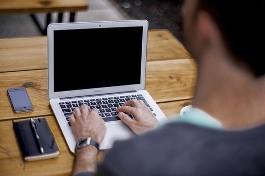 Tinerii din generația Millennials evită companiile de stat, sunt mai exigenți cu angajatorul și mai puțin atașați de job