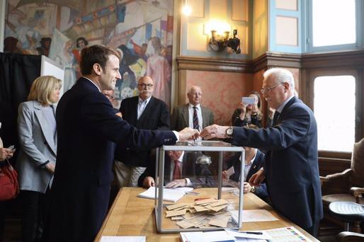 ANALIZĂ Doi candidați ”antisistem”, pe care-i opune totul, în cursă în turul doi al alegerilor prezidențiale în Franța