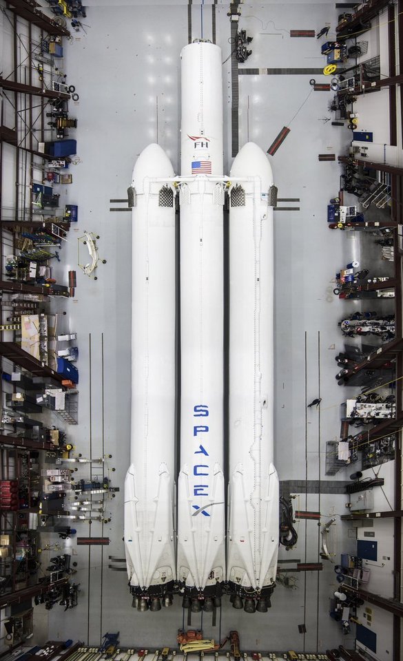 FOTO Racheta Falcon Heavy cu roadsterul lui Musk la bord, aproape de lansare