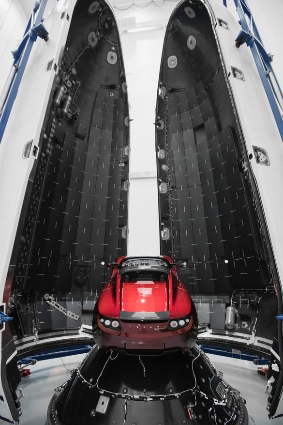 FOTO Racheta Falcon Heavy cu roadsterul lui Musk la bord, aproape de lansare