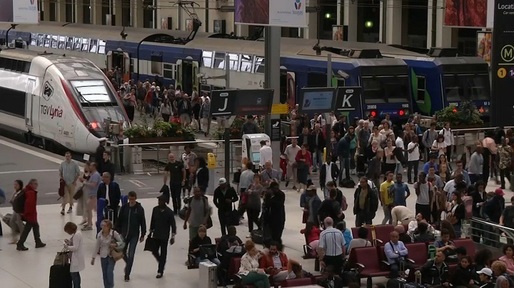 Furtună socială în Franța, cu greve în transporturile feroviar și aerian și îndemnuri la grevă în alte sectoare. Air France intenționează să asigure marți 75% din zborurile programate