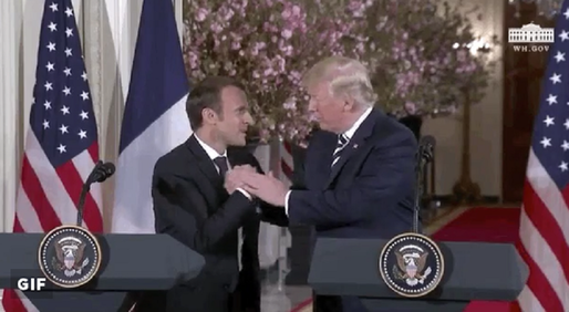 VIDEO Trump l-a scuturat pe Macron de „mătreață”: „Trebuie să îl facem perfect. El este perfect”