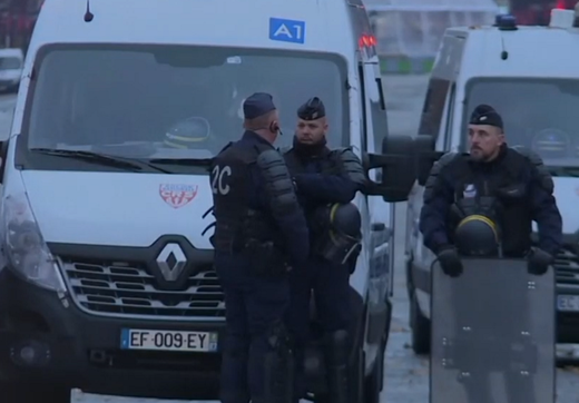 VIDEO Noi proteste violente la Paris față de scumpirea carburanților; polițiștii au folosit gaze lacrimogene împotriva "vestelor galbene"