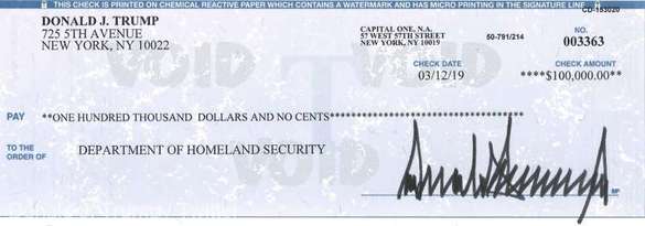 FOTO Trump a postat o imagine cu un cec de donație de 100.000 de dolari din salariu către Departamentul de Securitate Internă