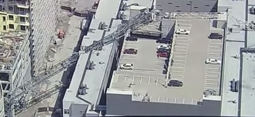 VIDEO O macara s-a prăbușit peste o clădire de locuințe în Dallas
