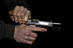 Iohannis reclamă la CCR noile condiții aprobate de Parlament pentru deținerea și utilizarea armelor de foc