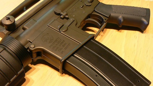 Producătorul american de arme Colt suspendă fabricarea puștilor pentru civili în Statele Unite