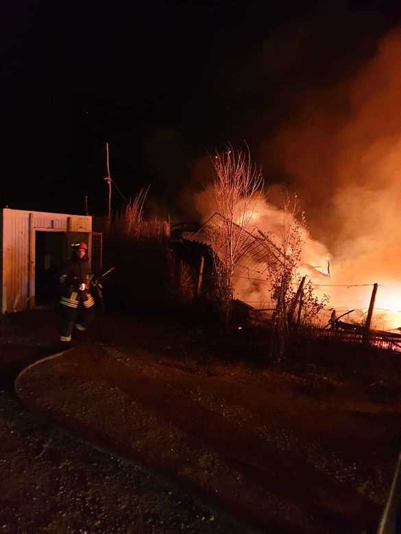 FOTO Incendiu puternic la o pescărie Năvodari. Au ars barăci din lemn pe o suprafață de 500 de metri pătrați și trei mașini 