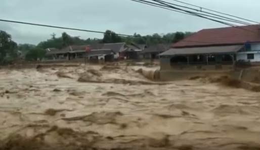 VIDEO Zeci de morți în urma inundațiilor din Indonezia