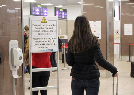 FOTO Măsuri contra coronavirus la Aeroportul Otopeni: dezinfectarea, la fiecare 4 ore, a fluxurilor de pasageri, materiale informative, atenție specială la pasagerii care vin din China