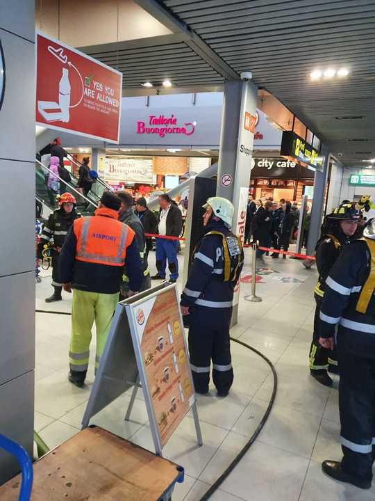 VIDEO&FOTO Incendiu la un fast-food din Aeroportul Otopeni. Traficul nu a fost afectat. Update: Incendiul a fost stins