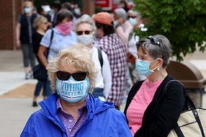 Americanii au început deja să își voteze viitorul președinte, în Minnesota și alte câteva state care au deschis anticipat centrele de votare pentru alegerile din noiembrie