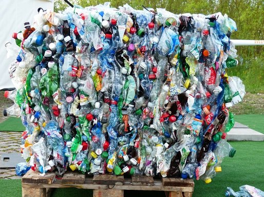 Comisia Europeană interzice exporturile de deșeuri din plastic către țările sărace