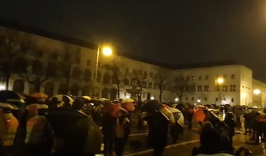 VIDEO Sute de manifestanți la Munchen împotriva lockdown-ului
