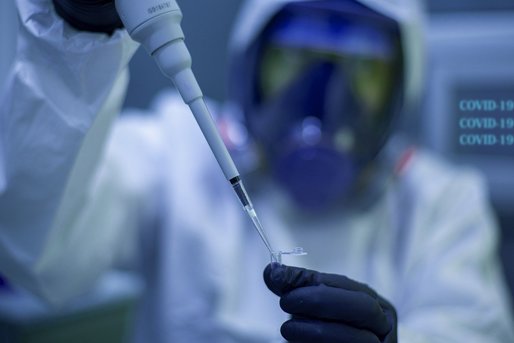 Coronavirus: Franța studiază o nouă variantă de SARS-CoV-2 detectată în regiunea Bretania