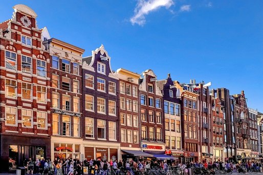 Olanda ridică restricțiile de circulație și redeschide terasele 