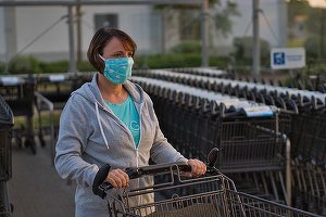 Americanii vaccinați nu mai sunt obligați să poarte mască în exterior, ci doar în mulțimi