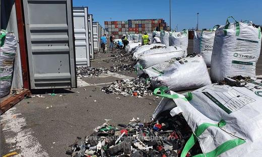 FOTO Alte 15 containere încărcate cu deșeuri din Germania, descoperite în Portul Constanța