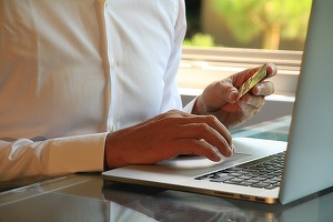 Toate instituțiile de stat ar urma să implementeze plata online a taxelor, impozitelor și a altor obligații. Măsura - obligatorie și pentru serviciile de utilitate publică