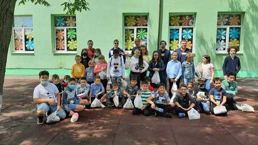 Un grup de voluntari de la Dino Social Club a vizitat școala din 1 Decembrie pentru a discuta despre viitoarele cariere cu copiii din clasa a VIII