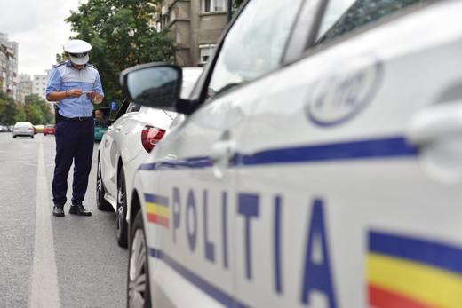 Zece angajați ai Serviciului de Înmatriculări Timișoara, ridicați de ofițerii DGA. Ei sunt cercetați pentru luare de mită