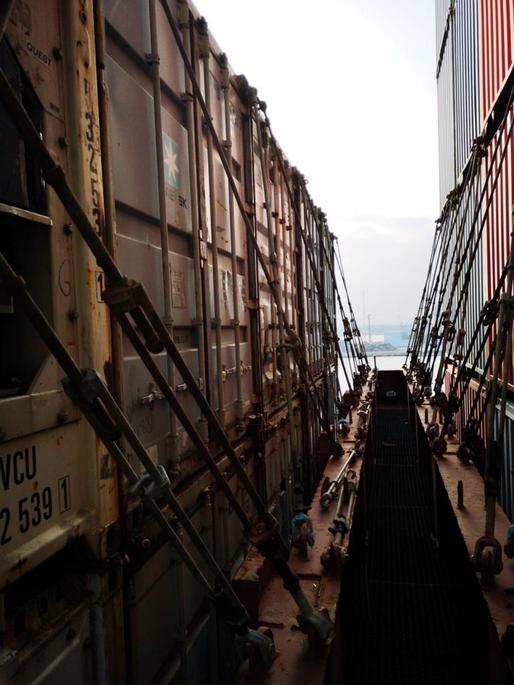 Containere cu 110 tone de deșeuri de cauciuc, care urmau să fie exportate în Thailanda, descoperite în Portul Constanța Sud Agigea