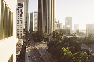 Purtarea măștii, din nou obligatorie în spații închise la Los Angeles