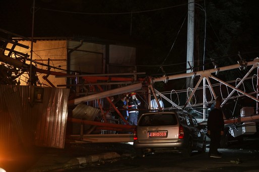 FOTO Furtună violentă în București și în Ilfov. O antenă GSM de mari dimensiuni a căzut peste două locuințe. Mai multe trenuri au fost anulate