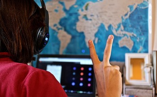 Pandemia crește cheltuielile românilor pentru educație. Moodle, Zoom și Google Classroom - intens folosite. Piața globală de e-learning se va dubla