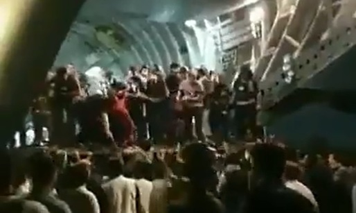 ​​VIDEO Sute de oameni se calcă în picioare pe aeroportul din Kabul pentru a părăsi Afganistanul