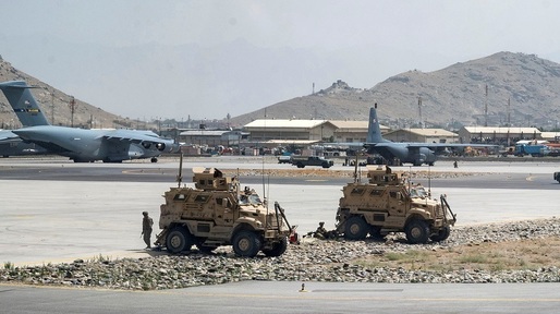Avioane, arme, ochelari pentru vederea de noapte - noul arsenal american de război al talibanilor