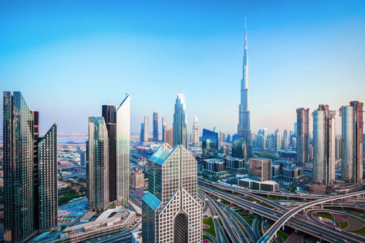 Economia Emiratelor Arabe Unite a scăzut cu 6,1% în 2020 și ar putea crește cu 3,1% în acest an. Cele 12 milioane de turiști așteptați în acest an vor fi sub nivelurile dinaintea crizei