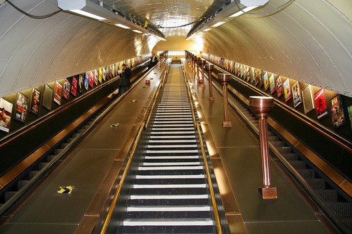 Tot mai mulți londonezi cad pe scările rulante din metrou, pentru că nu se țin de teamă să nu se infecteze