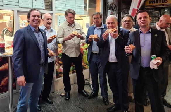FOTO Pentru că nu este vaccinat, președintele brazilian este nevoit să mănânce pe stradă la New York