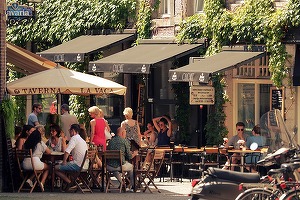 Angajații din restaurante nu au dreptul să verifice veridicitatea certificatului „verde”. Ce faci dacă stai pe terasă, dar toaleta e înăuntru? Ce faci la 5 to go?