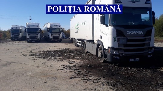 FOTO Cinci TIR-uri prinse cum descărcau ilegal deșeuri din Italia, în orașul Lugoj 