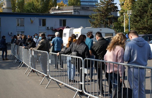 De ce orașele cu cei mai mulți vaccinați sunt și printre primele la rata infectărilor. Explicațiile unor experți