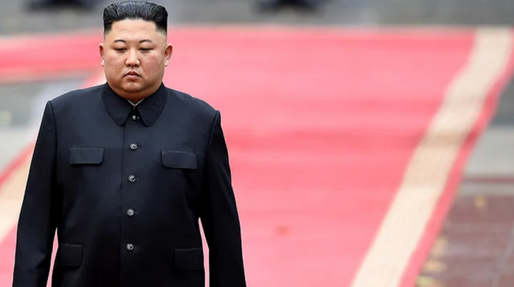 Kim Jong-un le-a interzis nord-coreenilor să poarte paltoane de piele pentru a nu-i imita stilul
